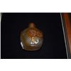 Image 4 : CHINESE AGATE SNUFF BOTTLE W/RELIEF MONKEYS & AGATE TOP (3 1/8")
