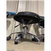 Image 2 : 5 BLACK MOBILE COMMERCIAL SPA CHAIRS ( VARIOUS CONDITION )