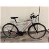 Image 2 : SPECIALIZED SIRRUS GREY 27 SPEED HYBRID STYLE ROAD BIKE