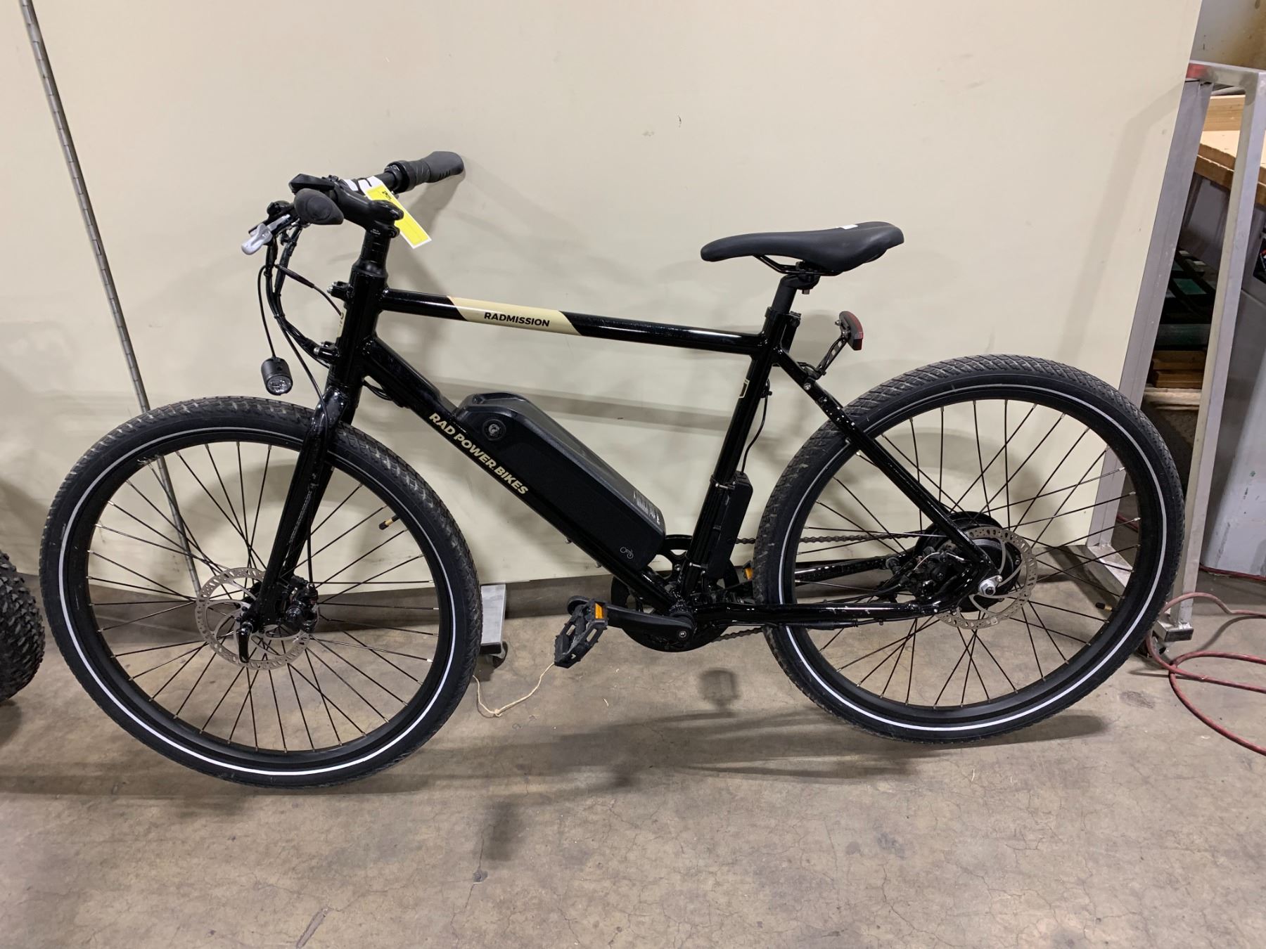 RAD POWER BIKES RADMISSION BLACK 4 SPEED ELECTRIC ASSISTED BIKE WITH rad-power-bikes-radmission-black-4-speed-electric-assisted-bike-with