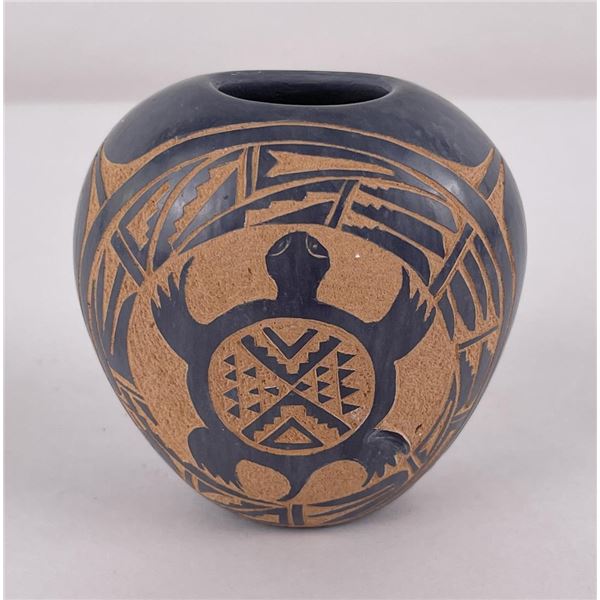 Lorraine Chinana Jemez Pueblo Indian Pot