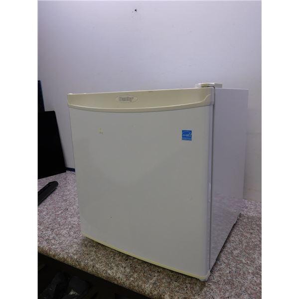 Danby Mini Bar Fridge DCR059WE 2012