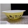 Image 2 : Lot of 5 Pyrex Mixing Bowls, Pie Bowl and Loaf Pans