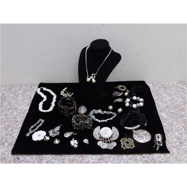 Lot of Fashion / Costume Jewelry Necklaces Black White Beads Crystals Sparkly Glam