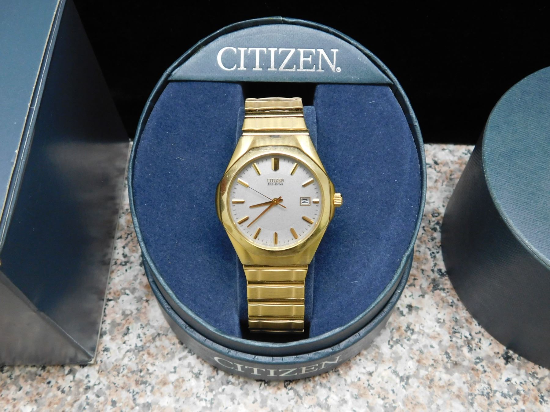 citizen-eco-drive-date-wristwatch-box