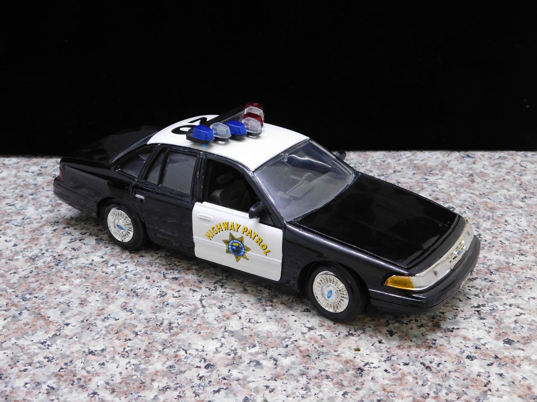 Motormax 1/24 Scale 76102BA - Ford Crown Victoria Police