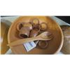 Image 7 : 4 wooden bowls, salad forks, napkin rings, etc.