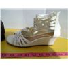 Image 2 : 2 pr women's shoes ( 8M and ??)