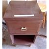 Image 1 : Night stand 15.5 D 20 L 28.5 H