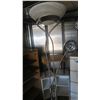 Image 2 : 2 standing lamps - 1 needs repair
