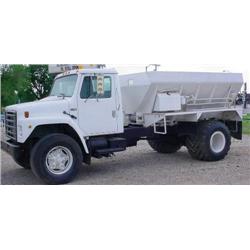 '88 IHC S1900 Truck w/12,000# Spreader box