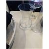 Image 2 : HAMILTON BEACH BREW STATON COFFEE MAKER AND 3 GLASS VASES