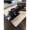 Image 2 : 2 VINTAGE SINGER SEWING MACHINES