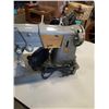 Image 8 : 2 VINTAGE SINGER SEWING MACHINES