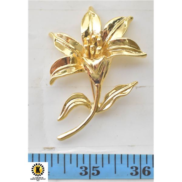 LARGE GOLD TONE FLORAL BROACH IN BOX