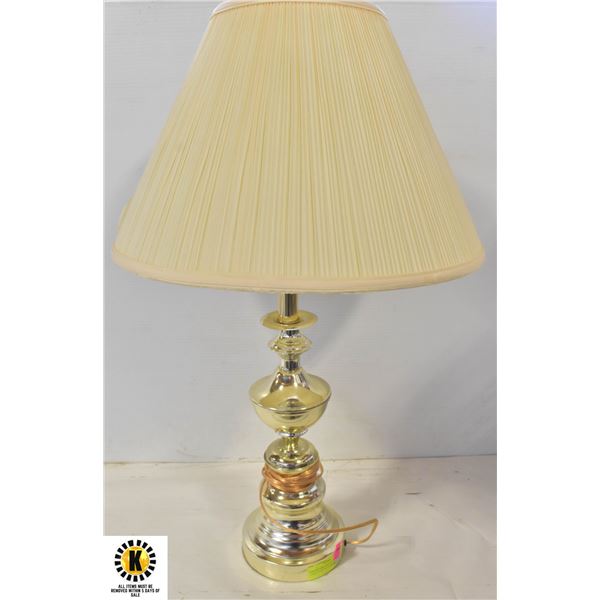 VINTAGE MID CENTURY BRASS TABLE LAMP WITH PLEATED