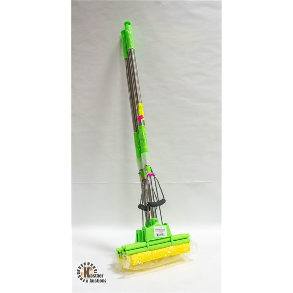 2 EXTENDABLE WRINGER MOPS