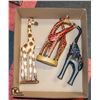 Image 1 : BOX WITH ESTATE SAFARI WOOD ANIMAL STATUES -