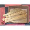 Image 1 : BOX WITH 5 AFRICAN HEARTH BROOMS