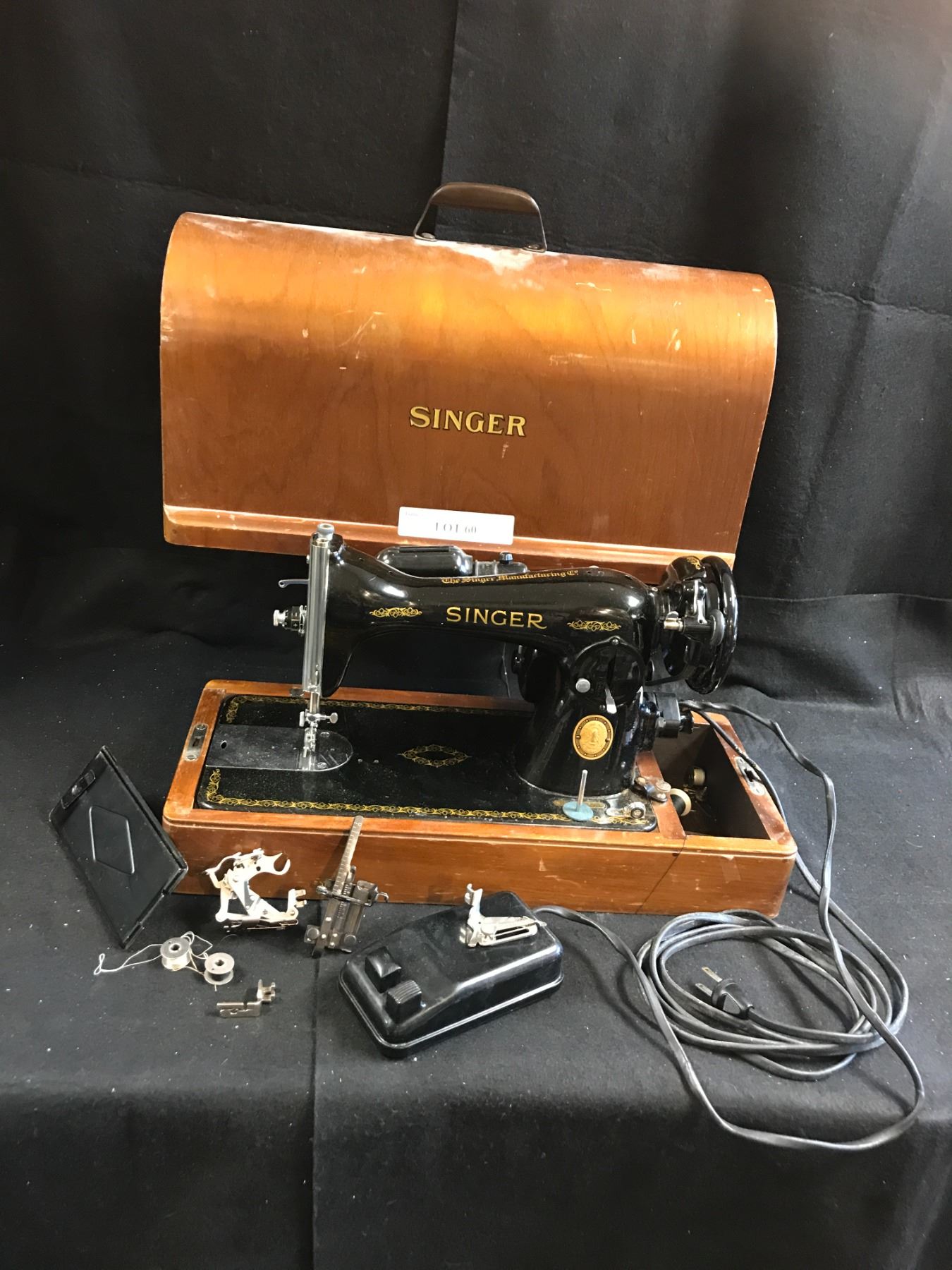 Vintage Singer Sewing Machine w Bentwood Carrying Case