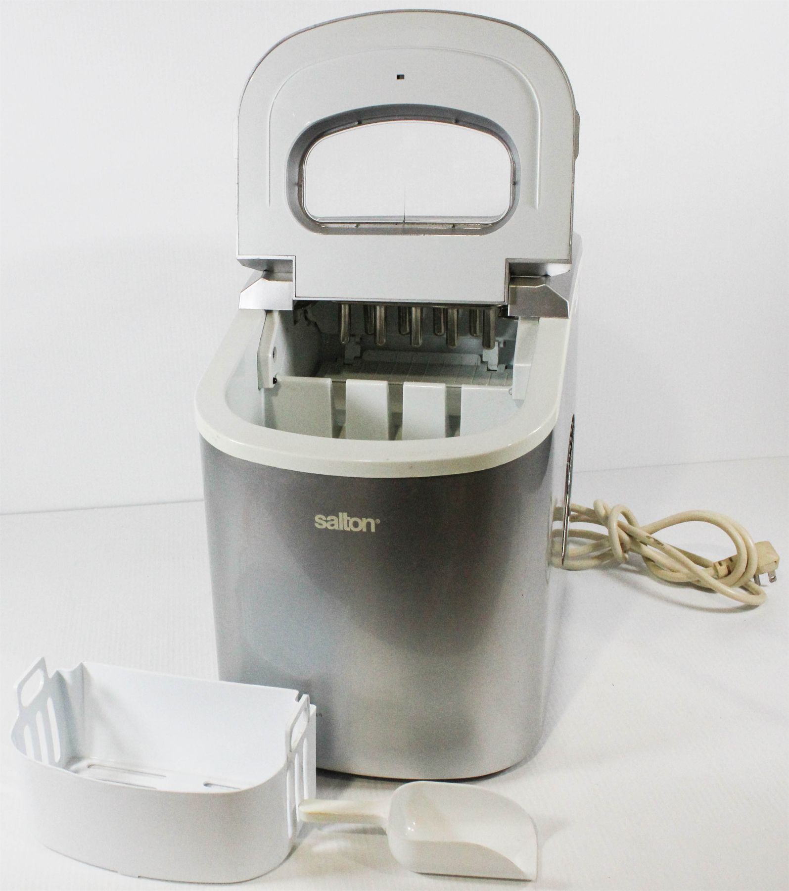 SALTON ICE MAKER