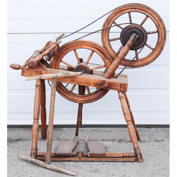 ANTIQUE WOOD SPINNING WHEEL