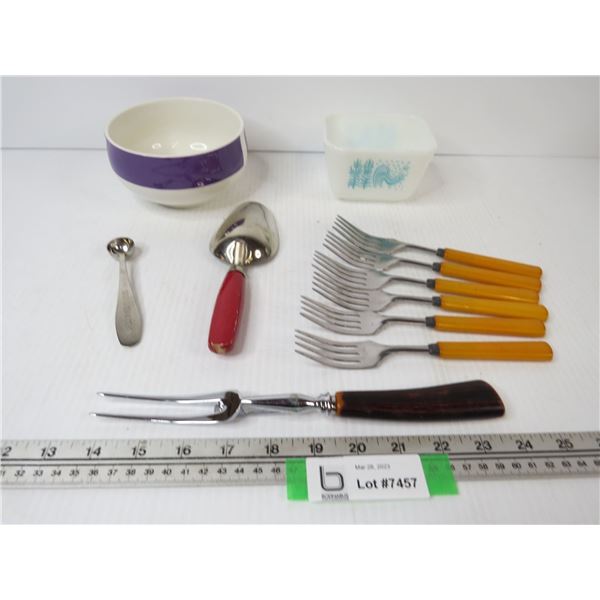 Small Pyrex Dish - Bowl - Vintage Cutlery