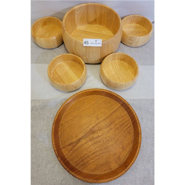 A Collection Of Wooden Salad Dish, Accompanied By A Wooden Serving Tray