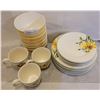 Image 2 : A Sunny Set Of China With Sunflower Decor