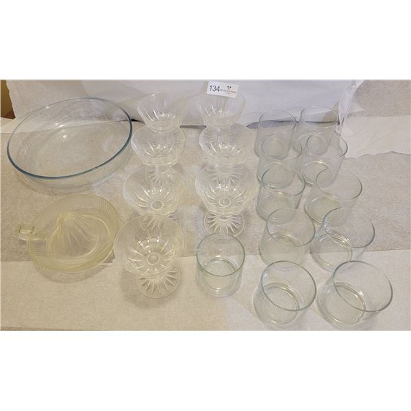 A Set Of 7 Crystal Glassware, 11 Glass Cups, 1 Bowl and 1 Juicer