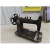 Image 3 : Eaton, Cast Iron Sewing Machine