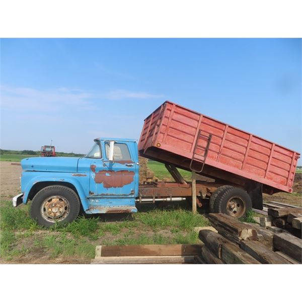 **offsite** 1961 GMC 960 Truck 350 Gas - 14' Box Hoist