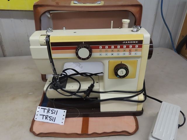 Vintage Janome Portable Sewing Machine Model 656 in Carry Case ...