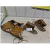 Image 1 : 2 Pairs of Beaded Moccassins