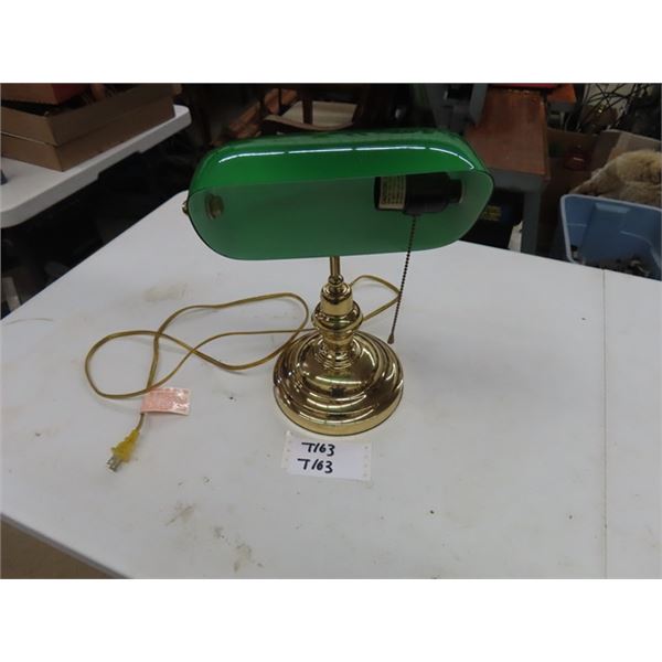 Vintage Green Bankers desk lamp with brass-coloured base + pull chain-  