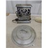 Image 5 : Vintage Toaster, Aluminum Scoop, Pot Lid, Meat Grinders, Fruit Press