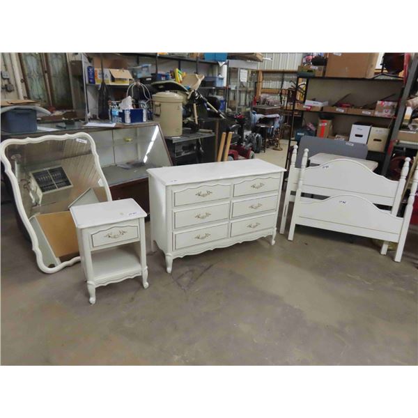 Davelvyville 3pc Bedroom Set ; Dresser 17" x 30.5" x 46" with Mirror 30" x 42",