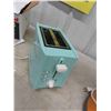 Image 4 : Oster Blender, Nostalgic Toaster, Kitchen Aid Slicer + Shredder Attachment