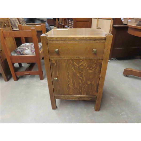 Vintage Antique Mission Oak End Table. 26” x 27” and has its original finish.