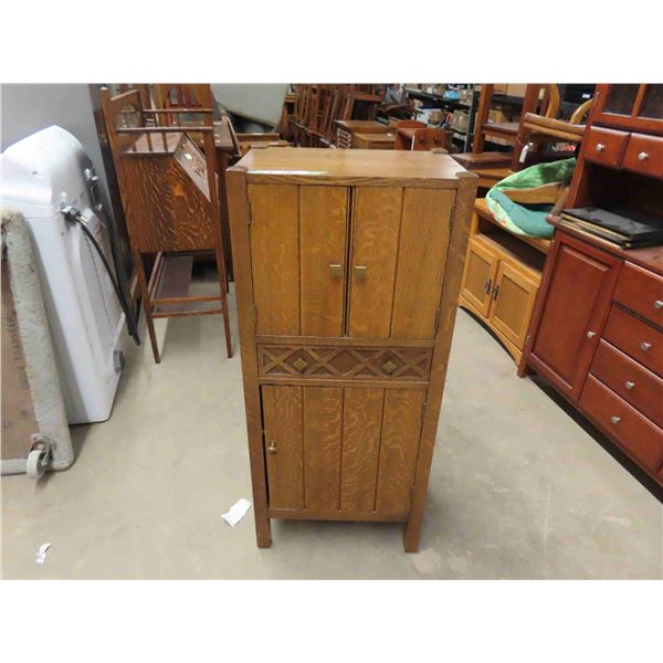 Beautiful Antique Vintage Liquor Cabinet in the Mission Oak Style.  It has double 