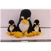 Image 1 : 3 knitted penguins-mama and 2 babies