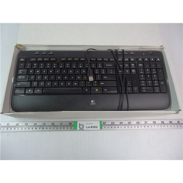 Logitech Computer Keyboard(Looks brand new)