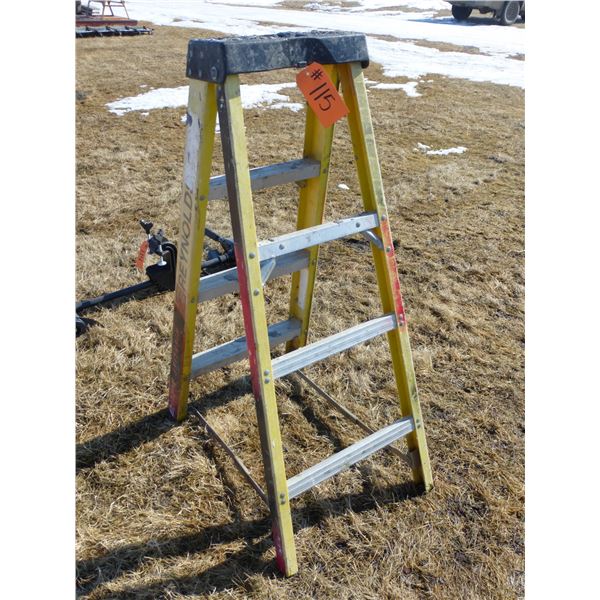 4 ft Fibreglass ladder