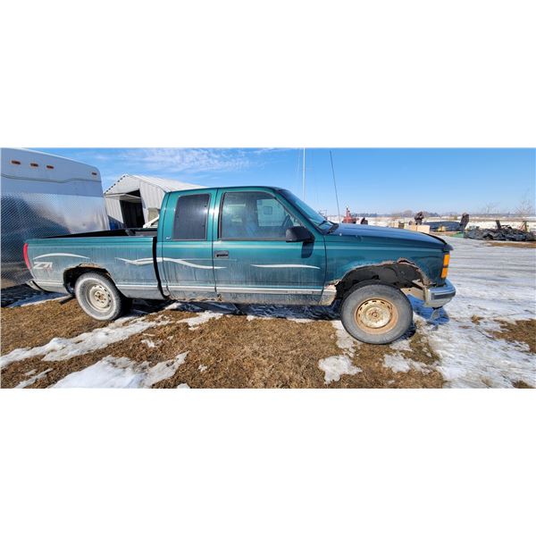 1997 GMC 1500 V8 Auto, 4x4, showing 371,650 km, c/w box cover SN. 2GTEK19R1V1550908, poor body, runn
