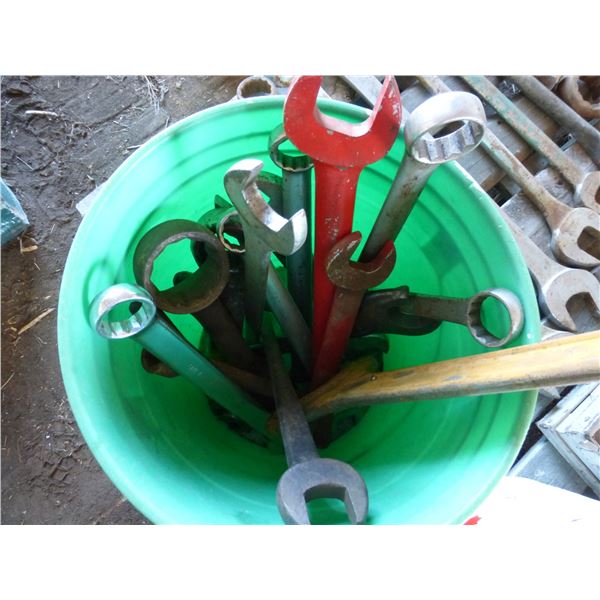 Pail of comb. Wrenches up to 1 1/2"