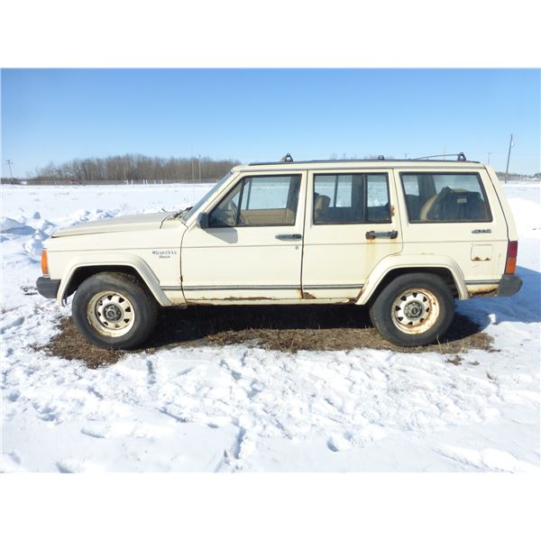 1987 Jeep Cherokee, 243,469 km, 2.5 Litre 5 spd, shedded Needs a good cleaning.has had mice