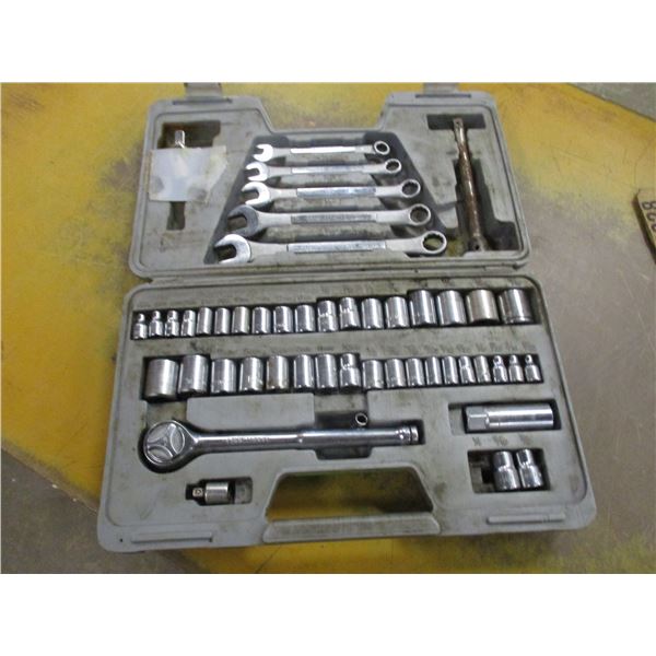 SOCKET & WRENCH SET IN GREY BOX