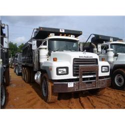2002 MACK RD688S T/A DUMP