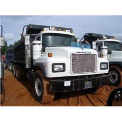 2001 MACK RD688S T/A DUMP