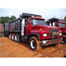 1996 MACK RD690S TRI-AXLE DUMP